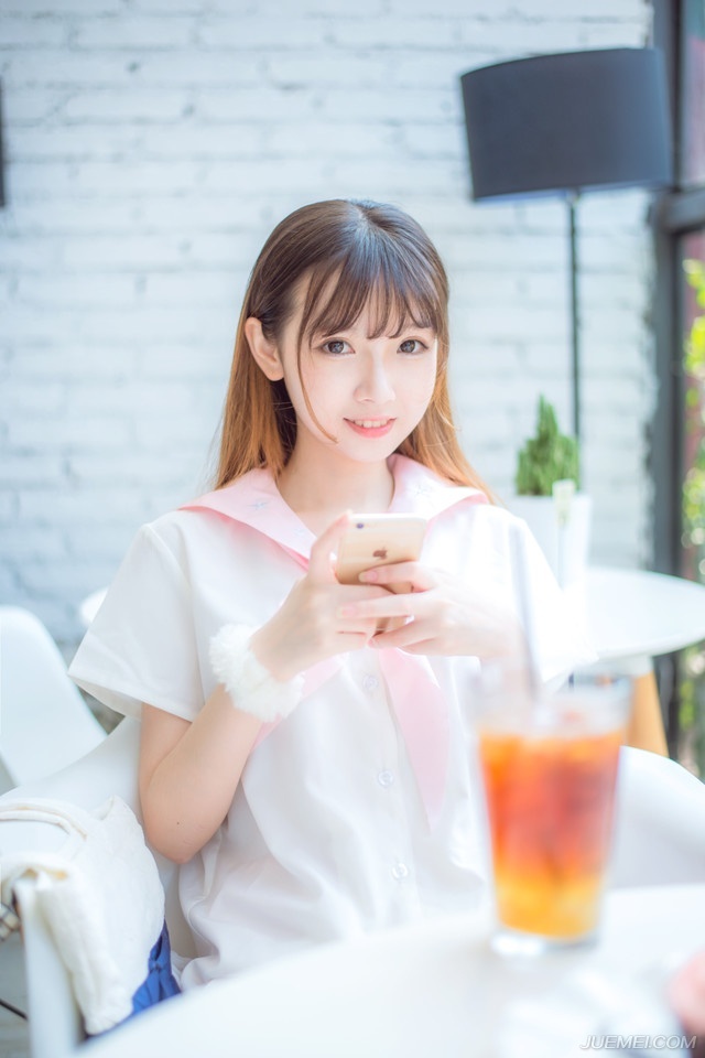 大乔和小乔走出书房，派人去通知贾诩之后，大乔才松了口气，有些嗔怪的看了妹妹一眼，没好气的道：“现在好了？惹夫君生气了。”